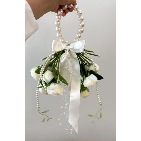 Bouquet de mariée classique de roses blanches avec anse en perles